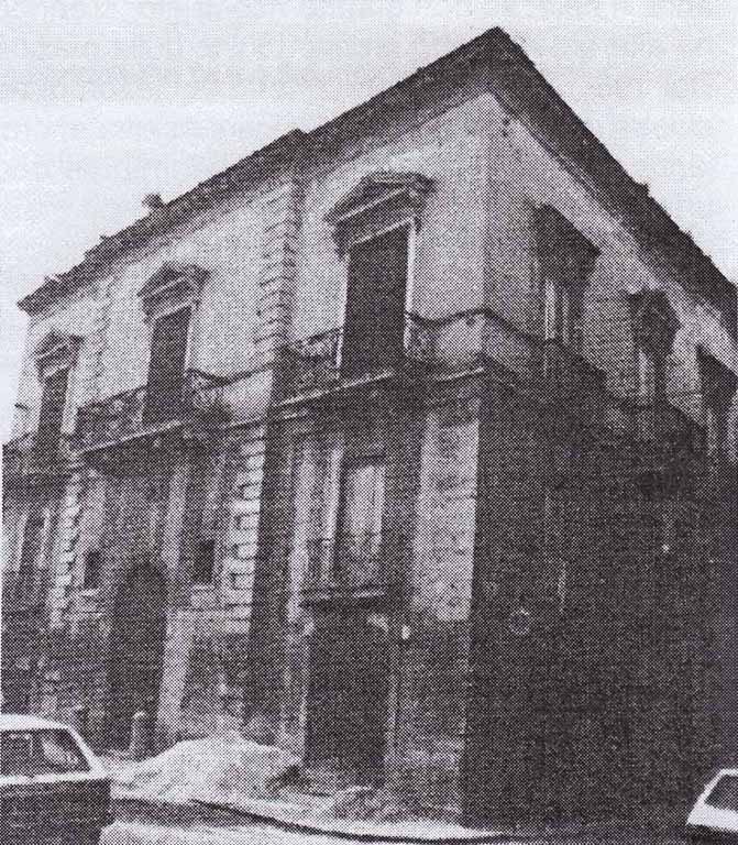 Palazzo Jeva prima della demolizione - foto tratta da "La voce di Andria", n2-3 1990"