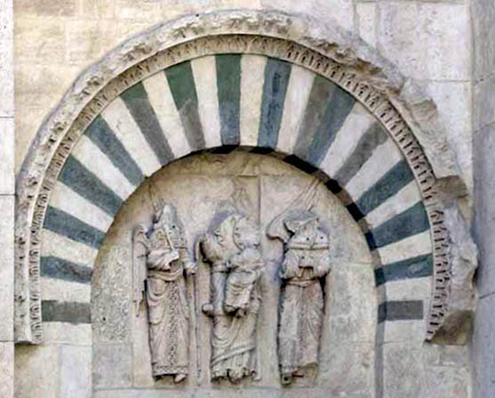 scultura nell'edicola della porta laterale Nord della Cattedrale di Foggia