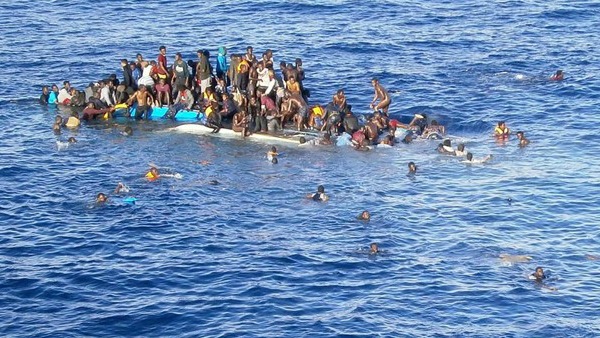 migranti naufragati in mare (foto della Marina militare italiana)