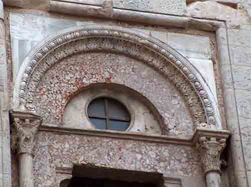 arco della porta-finestra della sala Est (del Trono)