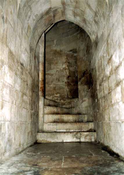 corridoio di accesso dal piano inferiore alla torre VII