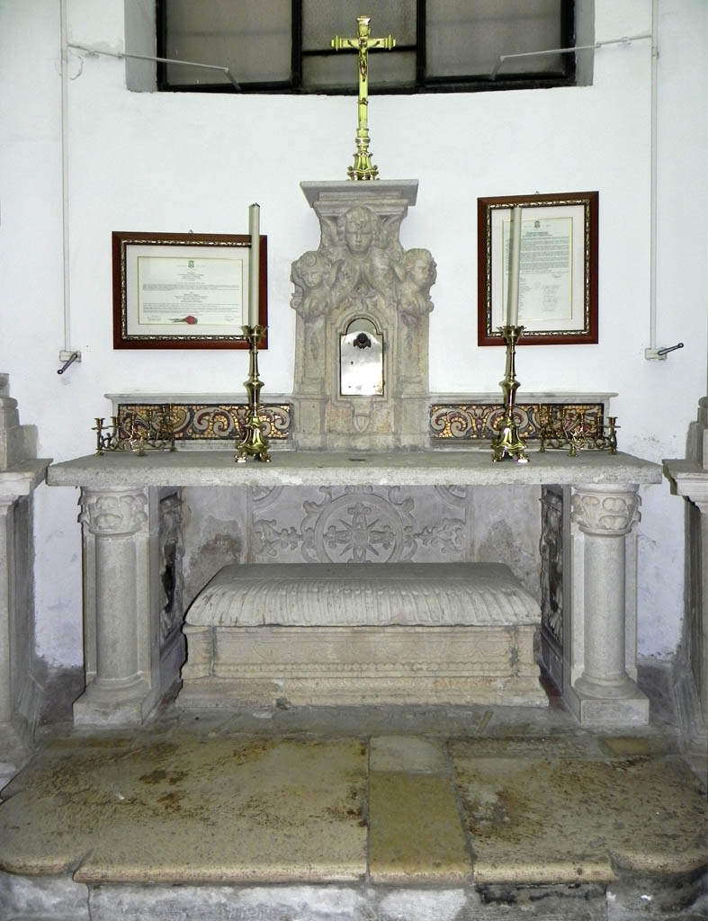 altare col precedente sarcofago di San Riccardo