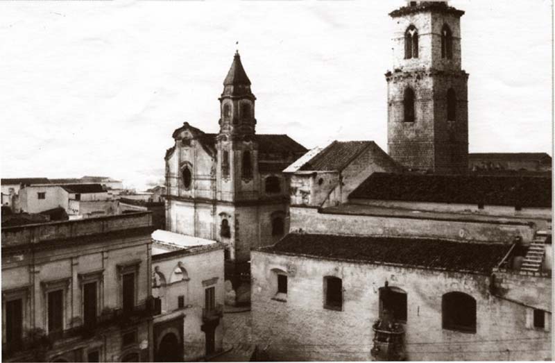 Veduta della Chiesa della Trinit, affiancata al monastero delle Benedettine (non visibile) - sulla destra la Cattedrale, in una foto precedente la demolizione (1934)