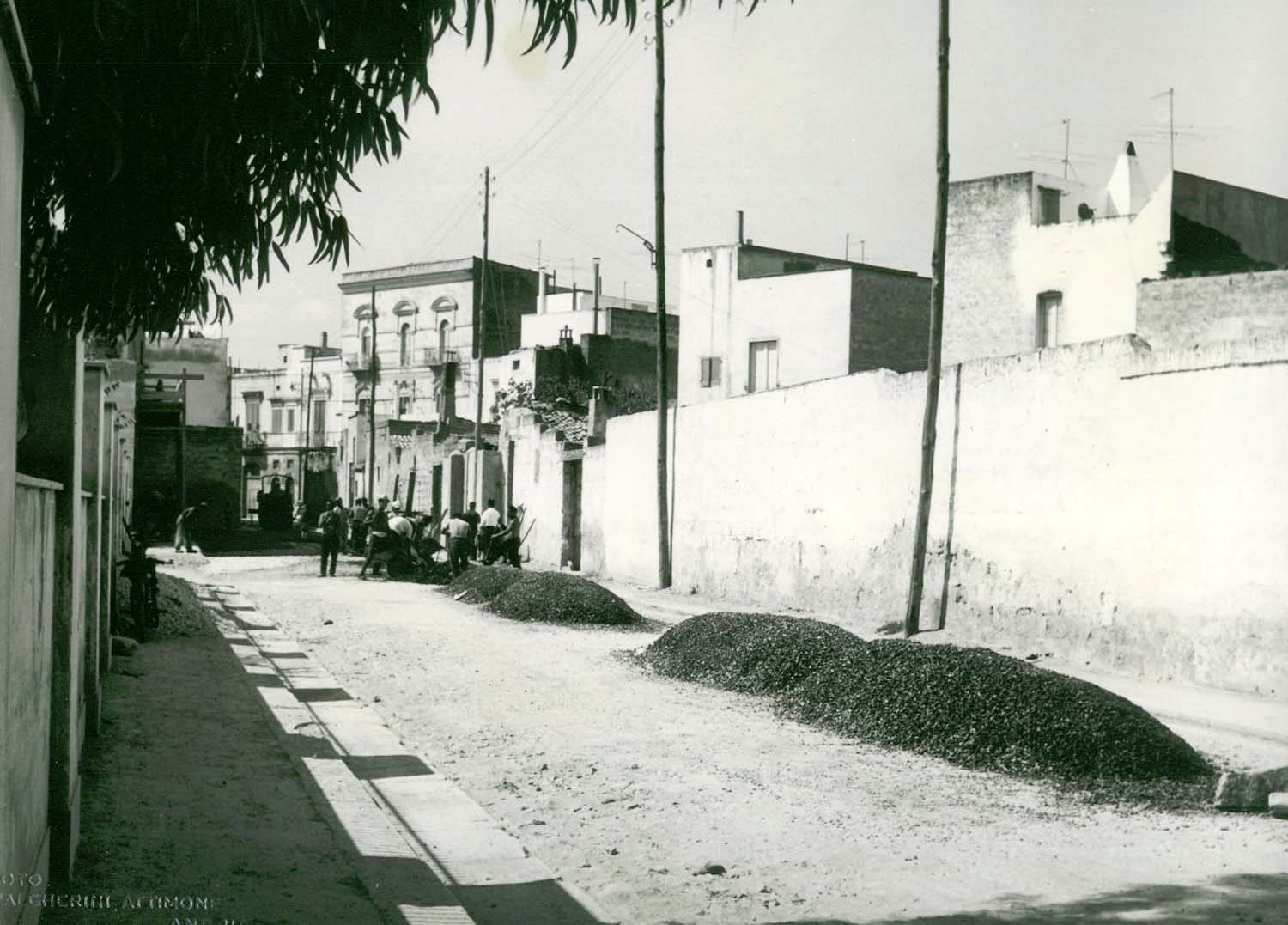 Via Cagliari, con botteghe artigiane, anni Cinquanta (foto Malgherini-Attimonelli)