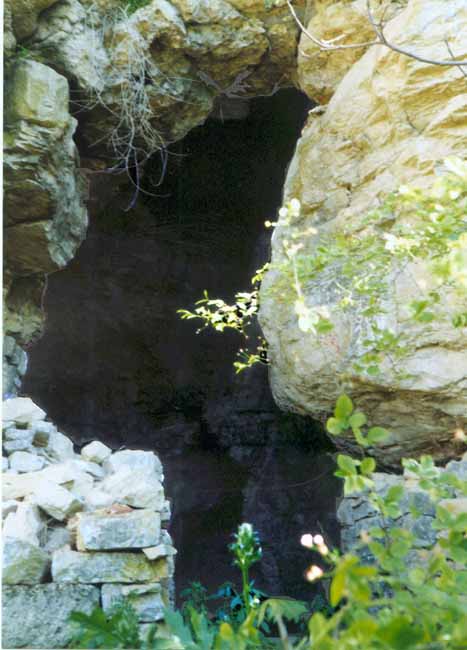 Particolare dell'ingresso della grotta di San Michele