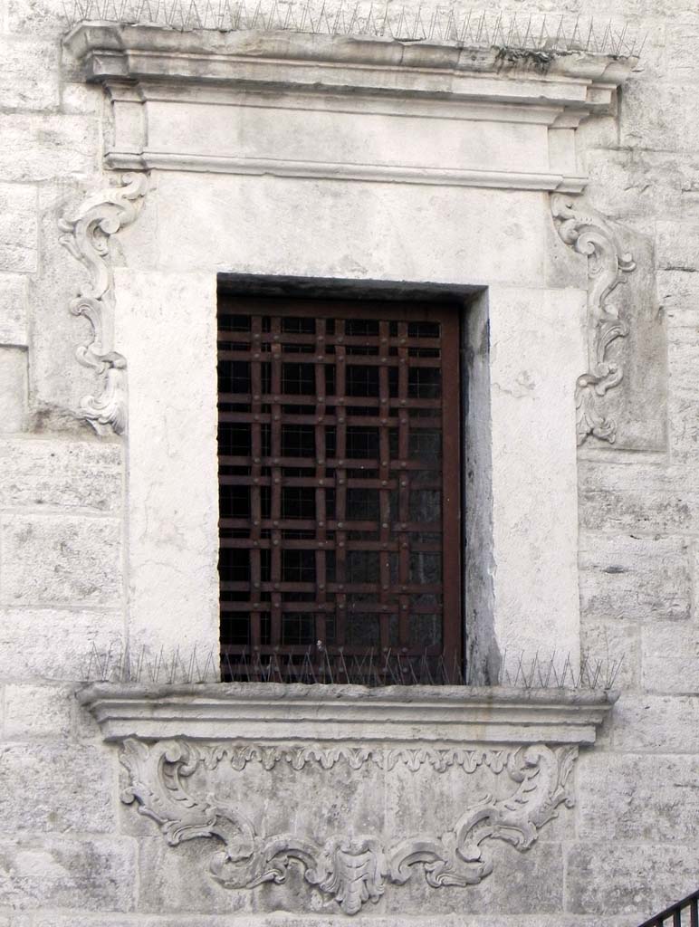 campanile: finestra del basamento, lato ovest (facciata chiesa)