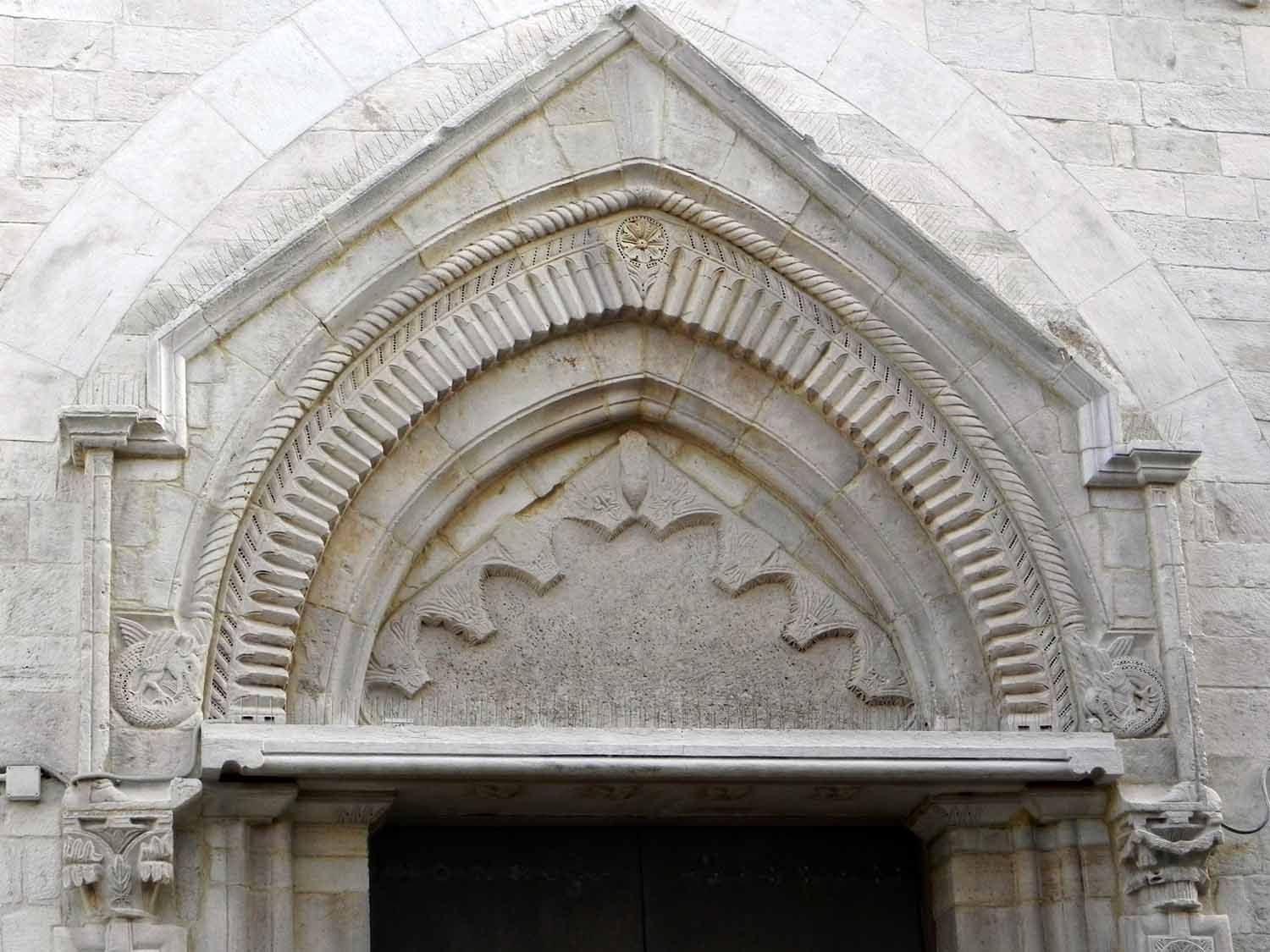 frontone del portale