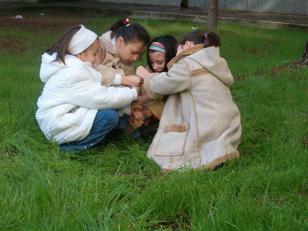 alcune alunne di scuola primaria eseguono il gioco nel cortile della scuola