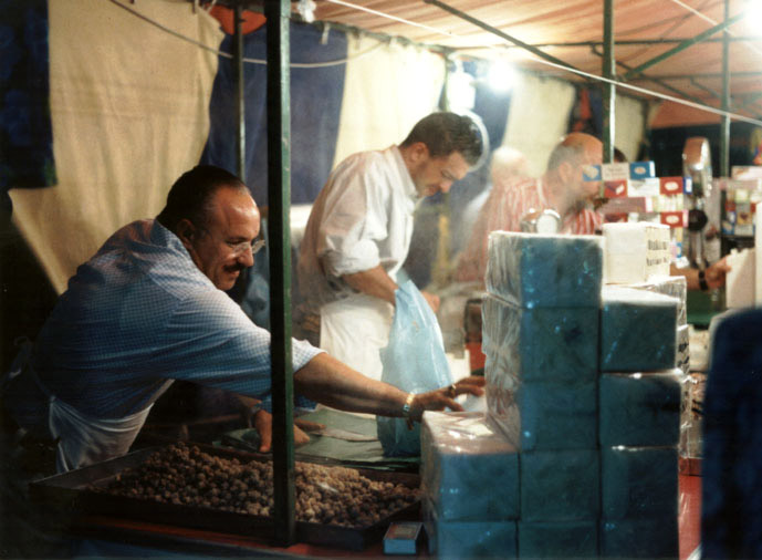 Esperti artigiani dell'industria dolciaria tradizionale all'opera nello stand della festa