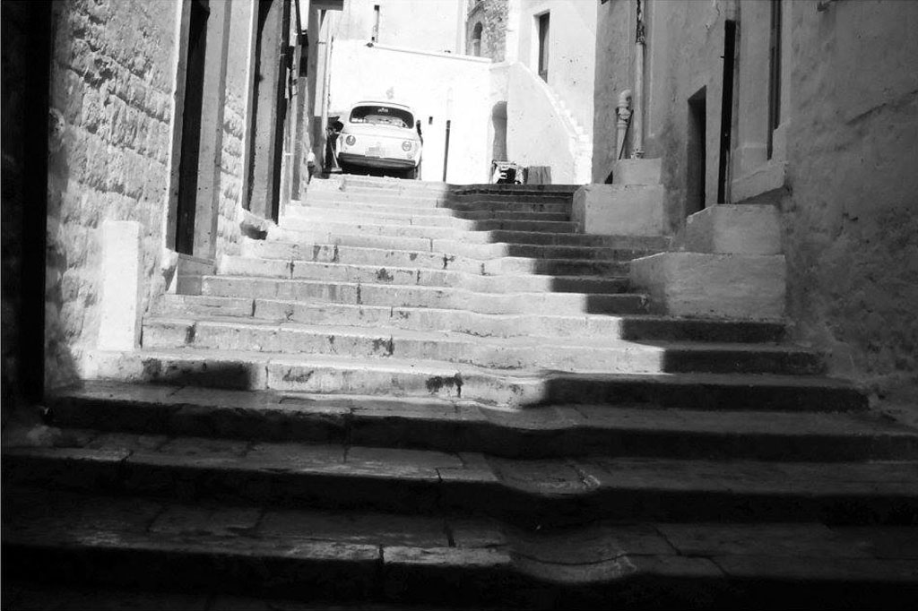 La scalinata dietro Mater Gratiae vista da Via Ponte Giulio
