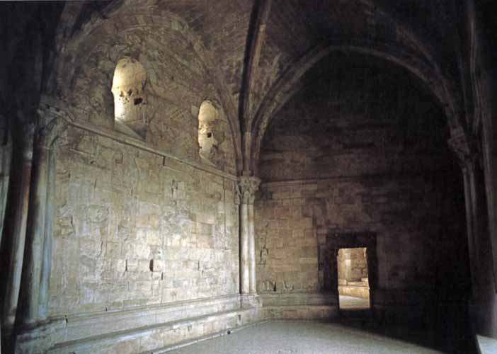 foto Ruotolo: sala di Sud Est di cui  visibile il lato cortile e l'accesso alla sala Est, detta del trono